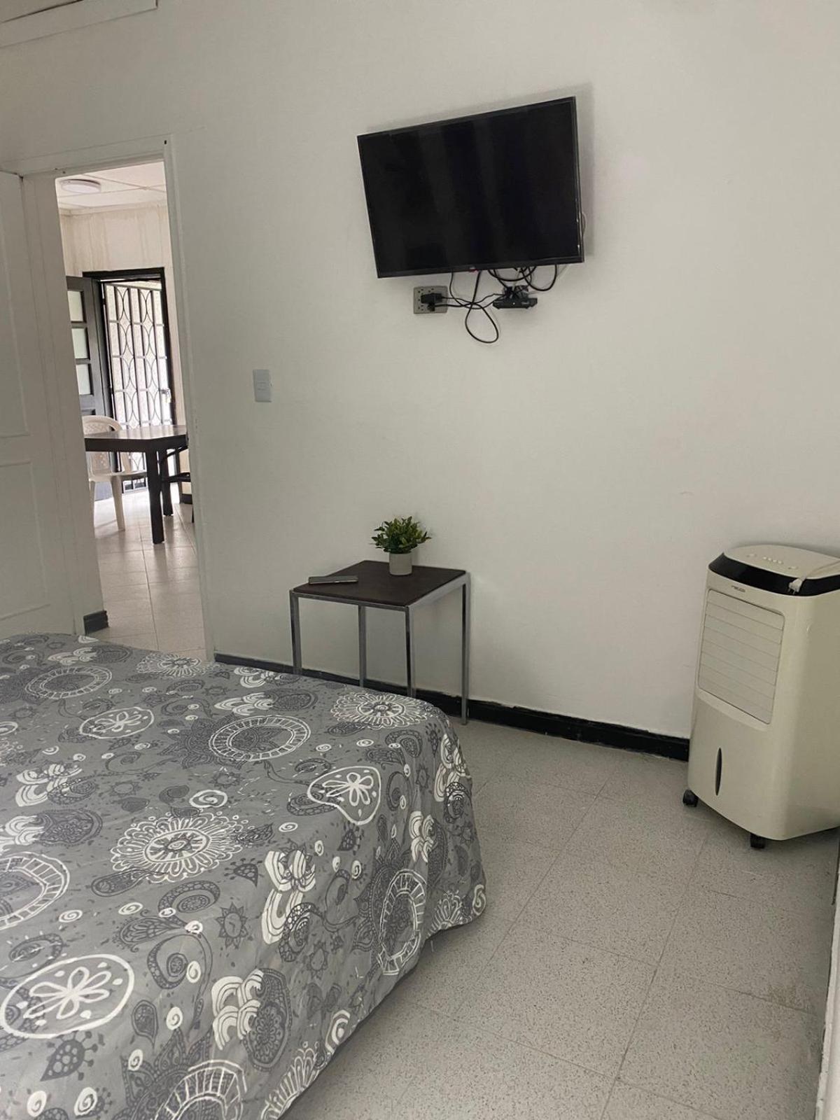 Baku Laureles Hostel Медельин Экстерьер фото